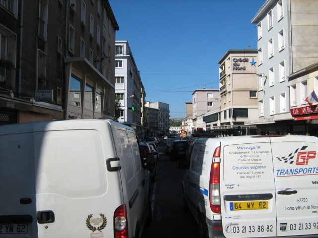 rows of traffic between buildings in boulogen-sur-mer